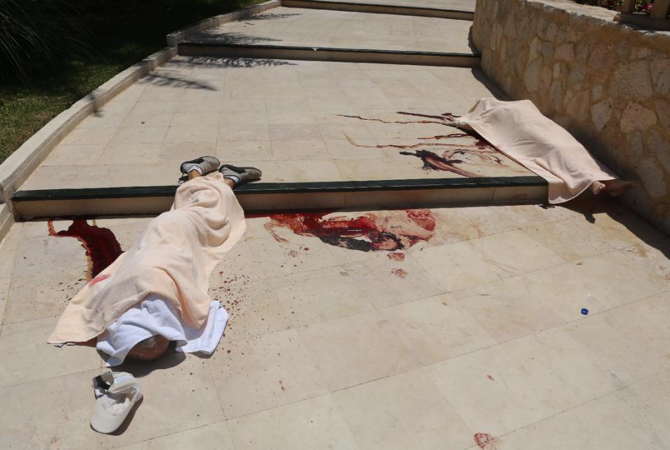 Fotogalería en HD Un viernes sangriento sacudió al mundo y hay alerta en países europeos.
Un terrorista disparó en una playa de turistas europeos en Túnez. Otro le cortó la cabeza a un hombre en una fábrica francesa. Y un suicida se voló en una...