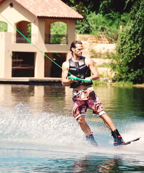 winchesters67impala:  angelsblade:  HE’S SO FUCKING CASUAL &ldquo;SO I’M