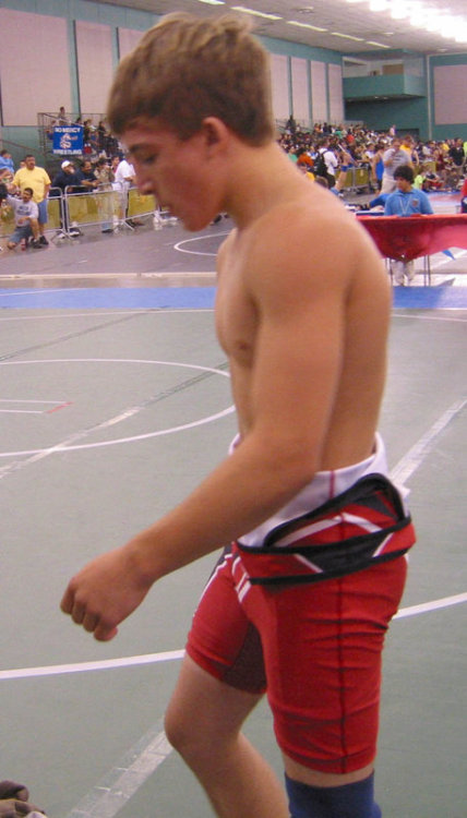 jockbrad:  Swimmers, wrestlers, football players / singlets, jockstraps, speedos and spandex! http://jockbrad.tumblr.com/ 