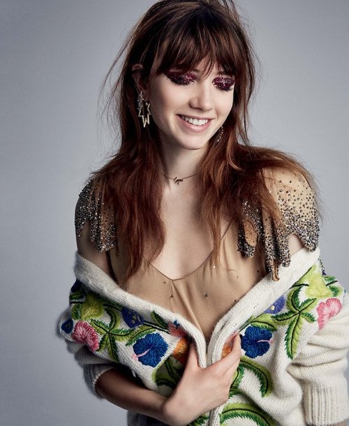 Photographed by Patrick Demarchelier, Vogue, December 2016 02-hairstyles-2017-new-birkin-bangsFonte 
