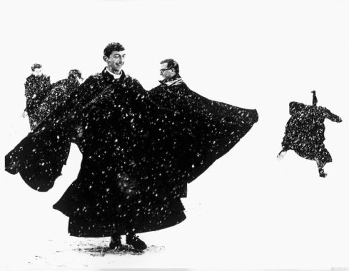 themaninthegreenshirt:Mario Giacomelli, Priests in the snow [1963]