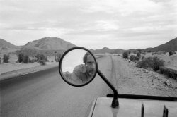 Portraitorieneted:   Algeria. Sahara. 7/1/87. Self-Portrait.  © John Vink/Magnum