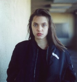 fil-de-soie:  Young Angelina Jolie&amp;Brad Pitt