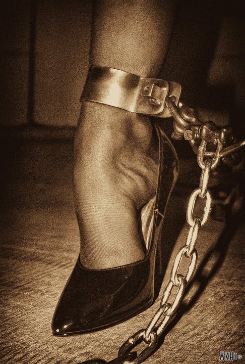 sensual-bondage-zniewolenie:  Shackled 