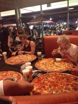 lovedoctorcal:  &ldquo;why did 5sos write a song called pizza&rdquo; i think this explains a lot 