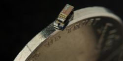 popmech:  World’s Tiniest Computer Is the