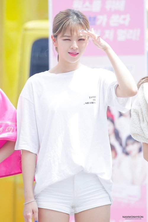 she is an actual fashion icon © namwonhyeon, black paint (twitter) #jeongyeon #yoojeongyeon #tw