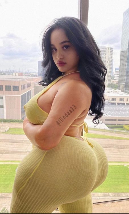 superdumbbimbos:Big Booty Bimbo