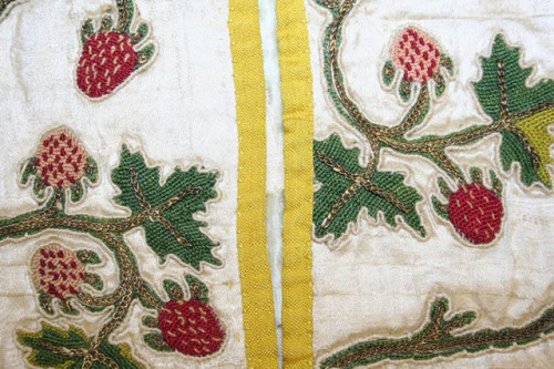 vincents-crows:Finally did a blog post about the embroidered strawberry pockets! They sat around mos