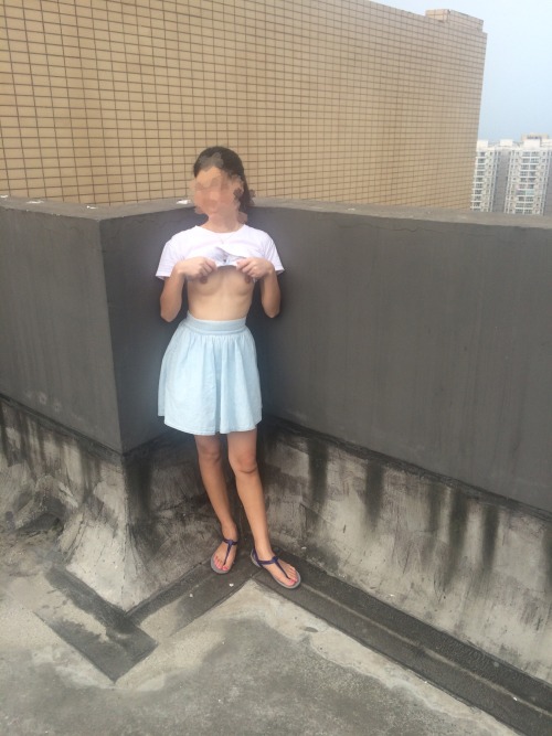 mygirlfrienddaily: 给大家欣赏完发骚的菊花后，就要掀起衣服给看奶子。女友的奶子太小，但是奶头却特别大，不穿内衣的时候直接两颗奶头蹦出来。露出好了骚货也燥热起来了，脱下我裤子就找大肉棒