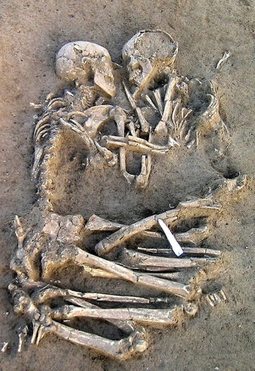 aloneandforsakenbyfateandbyman:1. The Lovers of Valdaro are a 6,000 year old Neolithic skeleton coup