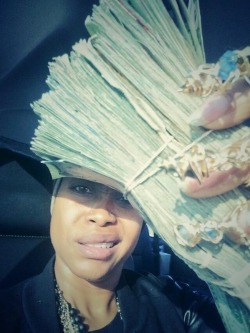 Tmacutiepie:  Erykah Badu “Flexing Ugly Money” 