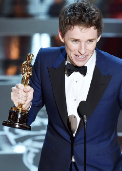 dslakhfdsalkhfsdalhfdsa-deactiv: Eddie Redmayne accepts the Best Actor in a Leading Role Award for ‘The Theory of Everything’ onstage during the 87th Annual Academy Awards 