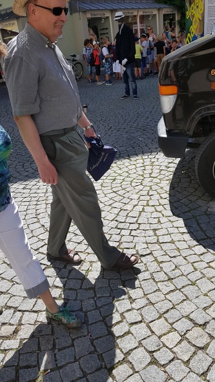 maler28: Beautiful Bulge Daddy :-) Mmm.mm, fucking love to unzip that and flop it out. Yum fucking Y