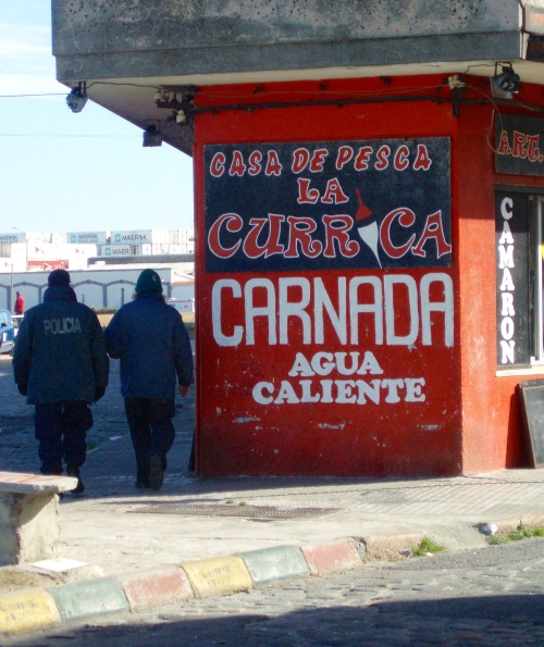 Acceso al puerto y policías, Montevideo, Uruguay, 2007.The “Casa de Pesca” sign advertises a place w