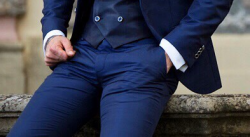 suitandtiebulge:  Filling those pants quite