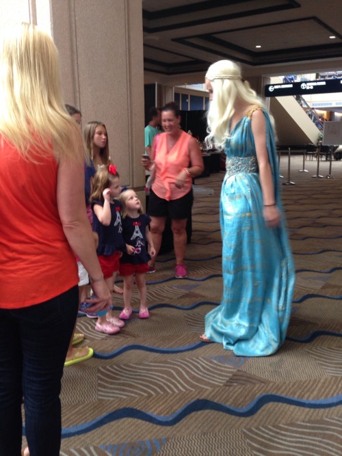 unwinona:  urulokid:  tico-taco-ra-ra-ra:  urulokid:  jellybaby74:  urulokid:  zionicbond:  urulokid:  chibitamichan:  urulokid:  Yeah I’m totally elsa kids come on over  I can’t breathe, this is so friggin cute  Like you don’t understand okay I