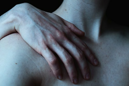 an-openletter-tomyself:  “E poi con le mani a togliere aria dalle parole, per scrivere sulla pelle una storia fatta di respiri.”