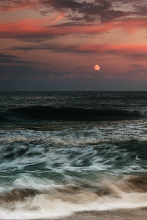 capturedphotos:  Crashing waves, the sea breeze blowing in your face, the sand in your toes, the sal