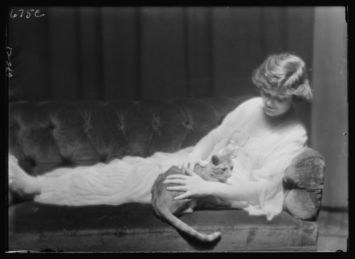 onceuponatown:Women with cats. 1920s. 