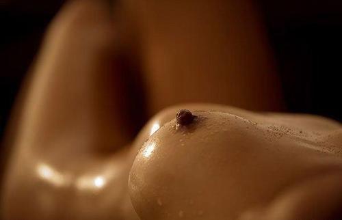 sweetsexyandmuppets:  Oily after a good massage. 