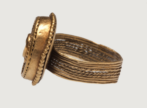 gemma-antiqua: Cypriot gold ring, dating to the late Bronze Age, or 1450-1200 BCE. Found on Med