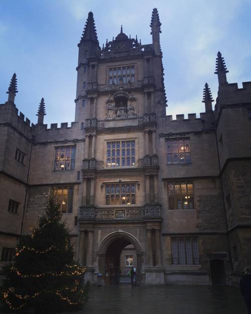 stayingouttowatchthesunset: Beautiful building filled with books #Oxford #adventures (at Bodleian L