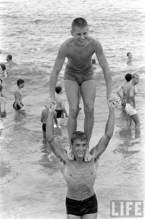 Life - Jones Beach for World Fair Guide - Alfred Eisenstaedt - 1963 - 2514519881953eb5