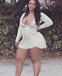 vampbbw:  jazziedadd:  jazziedadd: DeliciouslySexy. Curvy. BootiDelicious Mami      Ms MsrTaye. Ethiopian 💛 💙 💚   😍