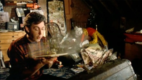 talesfromweirdland:Critics always go out of their way to ridicule it (but then they think “Helter Sk