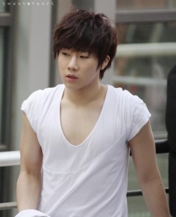 7isinfinite:  I don’t think that V-neck is low enough 