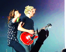 slowshands:Niall + the Mick Jagger’s impression that Harry used to do with him first.