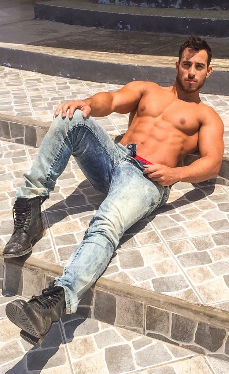 imrockhard4u:  Hot israeli guy Follow: http://imrockhard4u.tumblr.com