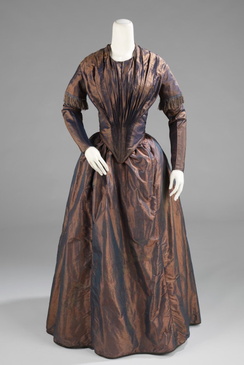 1840s silk dresses, with focus on fan pleated bodices and shot silk Blue/golden shot silk day dress,