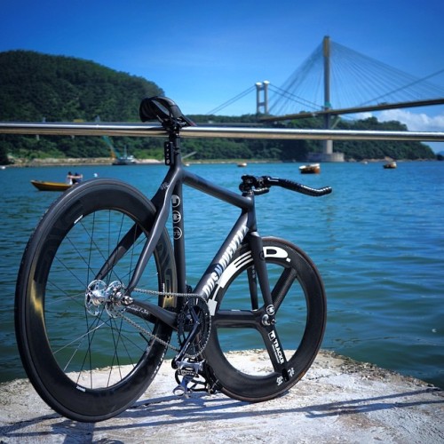 fyura:  Chasing the ☀ 準備變炭  • • #dosnoventa#tokyo#hed#curtisodom#enve#njs#sugino#bikeporn#bike#自転車#固