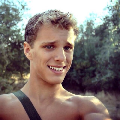 muteboi4eva:  Gavin……oops there goes my pants!