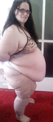 fatssbbwfeedeebellystuff:  Wanna hook up with  a hot fat girl? - CLICK HERE!   I want me some