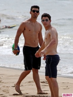 bigboldblog:belliesnass-deactivated20190806:Nick Jonas’ impending weight gain is killing me! I just want his love handles and belly to explode! And that ass in the first pic is so fat! I love the fat spilling over his tight waistband in the last