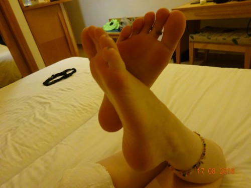 Sexy feet on the hotel bed ! Part 1