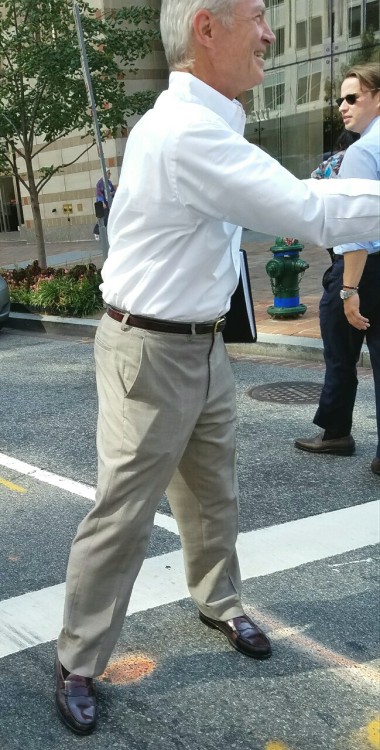 daddys-loafersnsox:dilferotica:I was walking with a coworker when I saw this handsome daddy approach