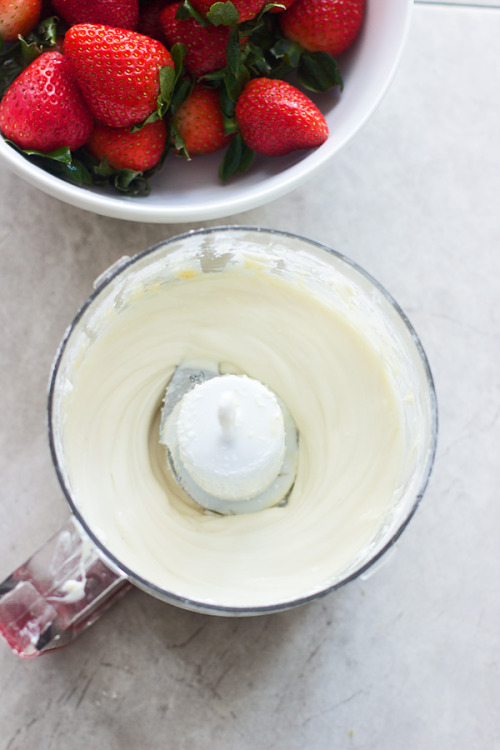 foodffs:  Bailey’s Cheesecake Stuffed StrawberriesReally nice recipes. Every hour.