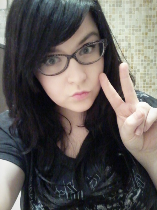 yungnoona:  eyeliner is rlly fucking hard when you wear glasses i’m sorry baekn0 i tried 