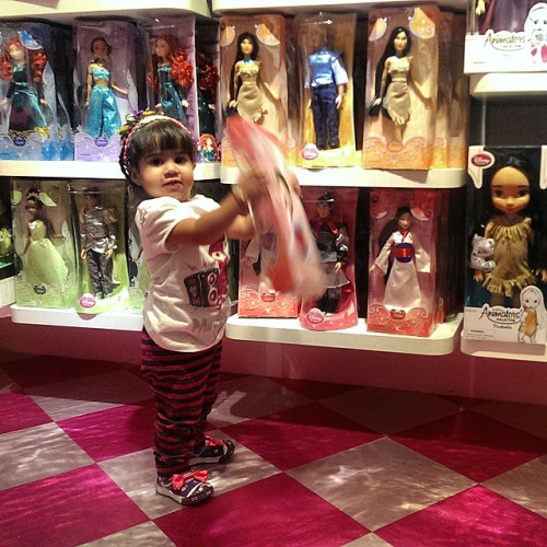 Después de eso al suelo fue a dar la muñeca #disney (en Disney Store)