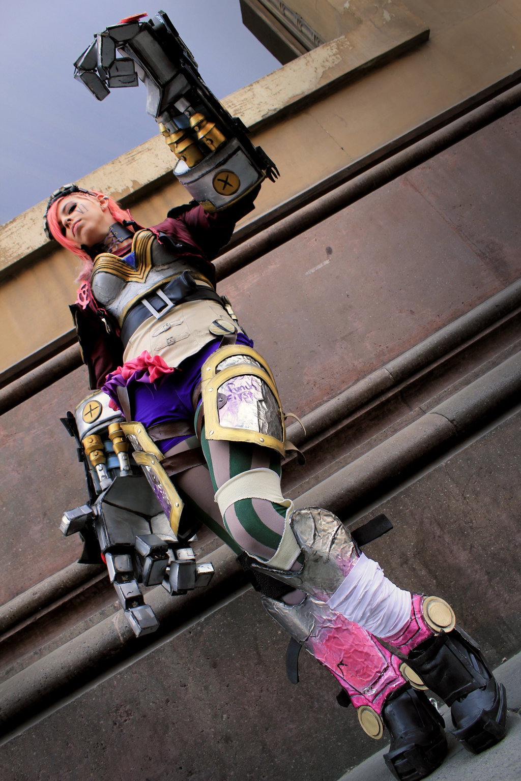 league-of-legends-sexy-girls:  Vi Cosplay