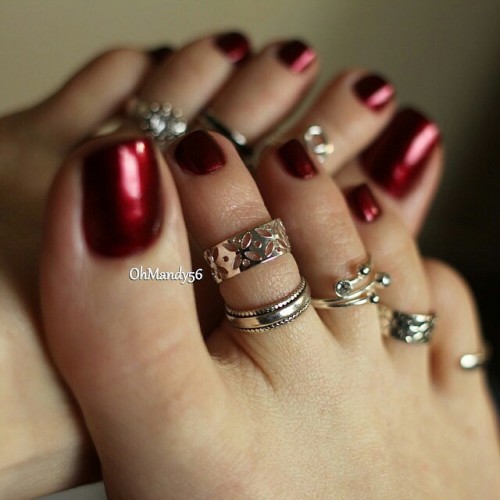 desifeetheaven:  tootoes:  repost via @instarepost20 from @ohmandy56 Close up #toerings #redtoes #feet #footfetish #instarepost20  Absolutely fabulous @ohmandy56