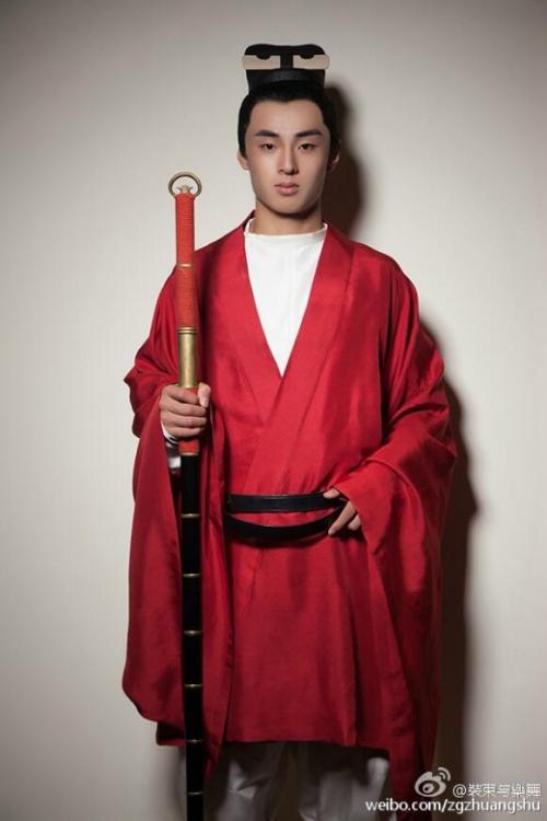 oliverhaze:The restoration of traditional Chinese clothing/Hanfu in theWei and Jin Dynasties, from裝束