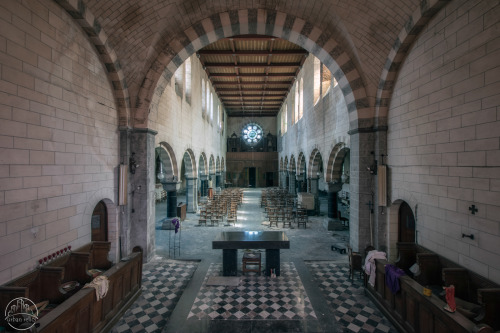 CHURCH OF RAVENThis neo-Romanesque church was designed by a Ghent architect. It has a basilica plan 