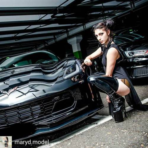 Credit to @maryd.model : Yeah im a cute girl but i love big cars Pic by @kink_engineer#latex #latexp