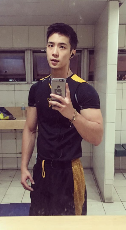 k-jsrk: qqmal: hotasianexposed: Hot hunk from Taiwan  很明顯不是他本人 와아