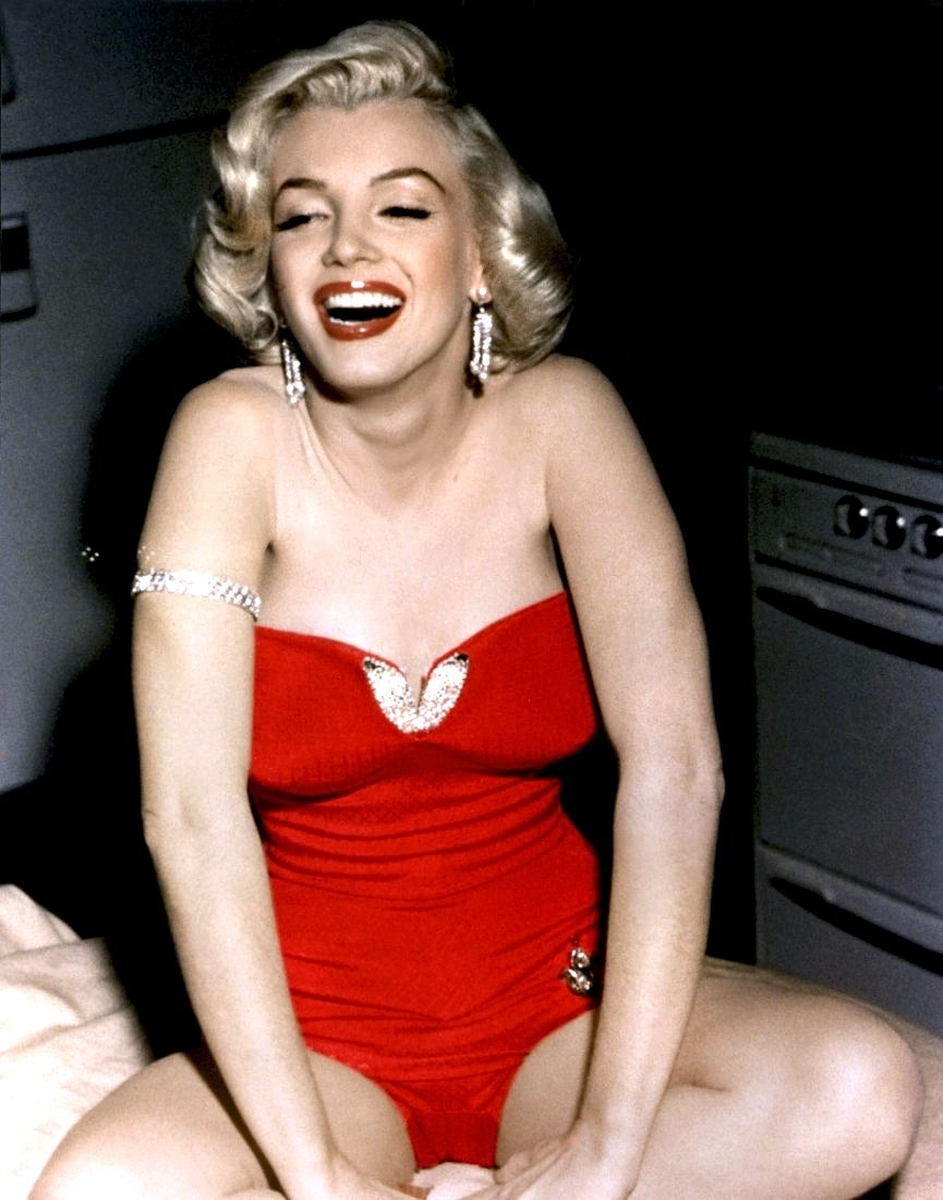 missingmarilyn:  Marilyn Monroe on the set of How To Marry A Millionaire, 1953. 